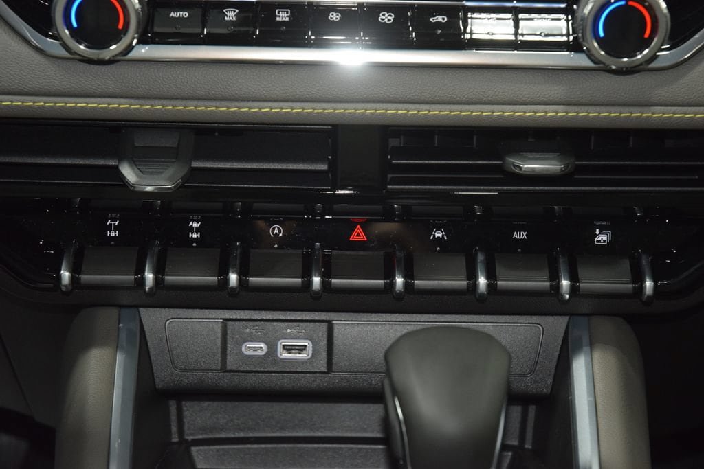 New 2026 Chevrolet Colorado ZR2 w/ Technology Package AWD/4WD image 37