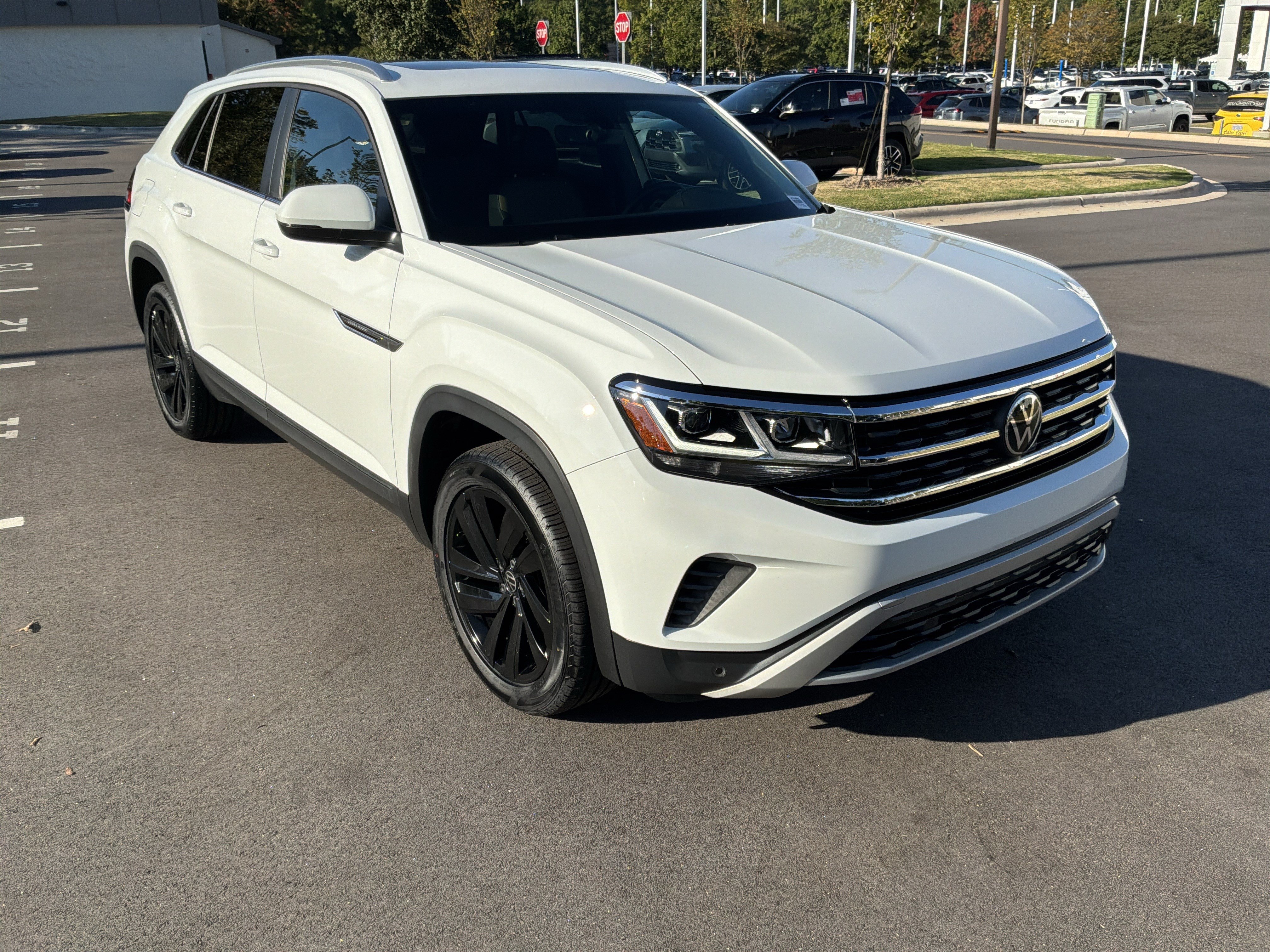 Used 2023 Volkswagen Atlas Cross Sport SE w/ Panoramic Sunroof Package AWD/4WD image 2