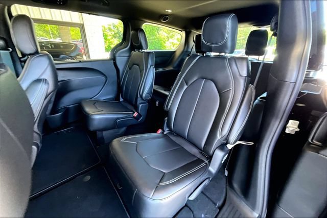 New 2027 Chrysler Pacifica Select FWD image 18