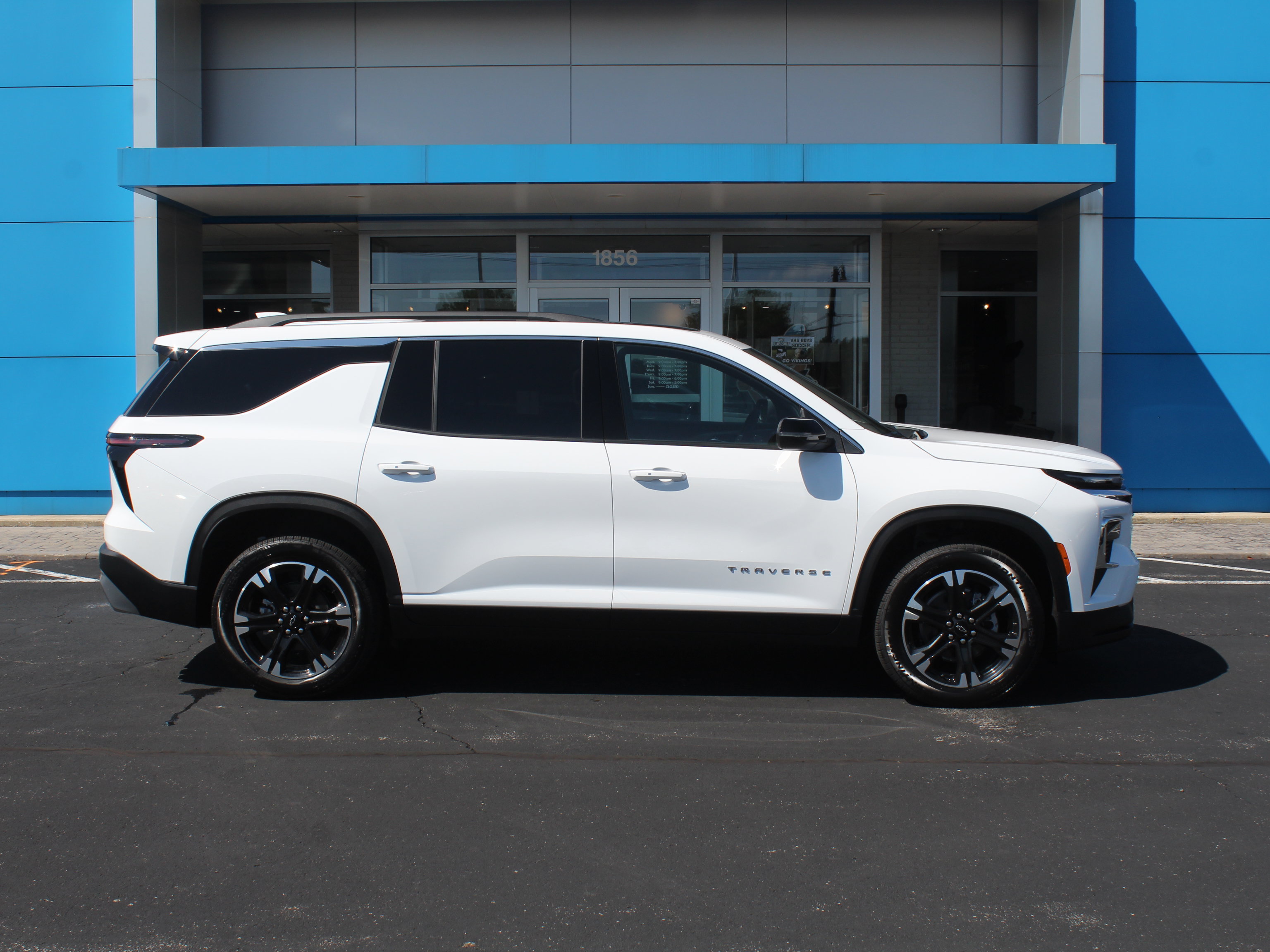 New 2027 Chevrolet Traverse LT w/ Sun and Wheel Package FWD image 3
