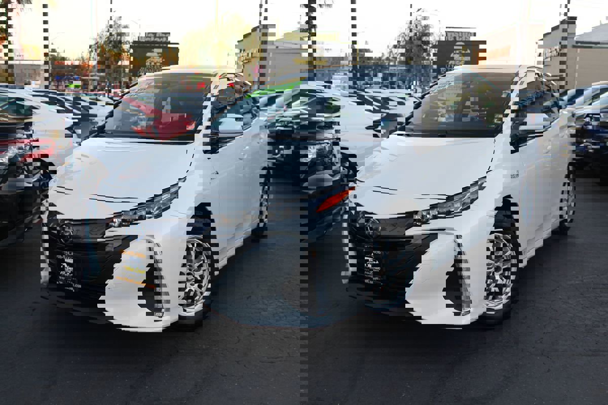 Used 2017 Toyota Prius Prime Premium image 38