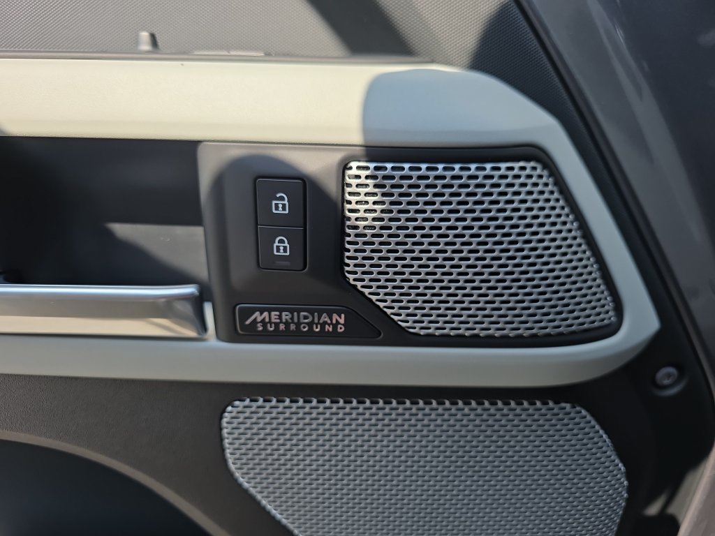 Used 2024 Land Rover Defender 130 X-Dynamic SE AWD/4WD image 19
