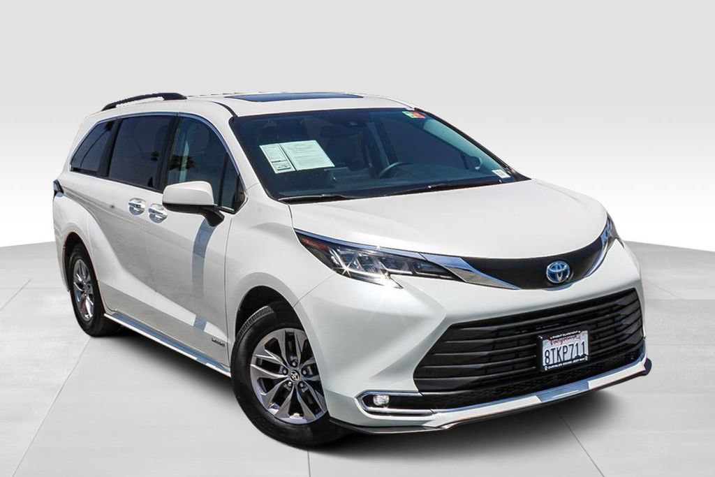 Used 2021 Toyota Sienna XLE w/ XLE Plus Package FWD image 2