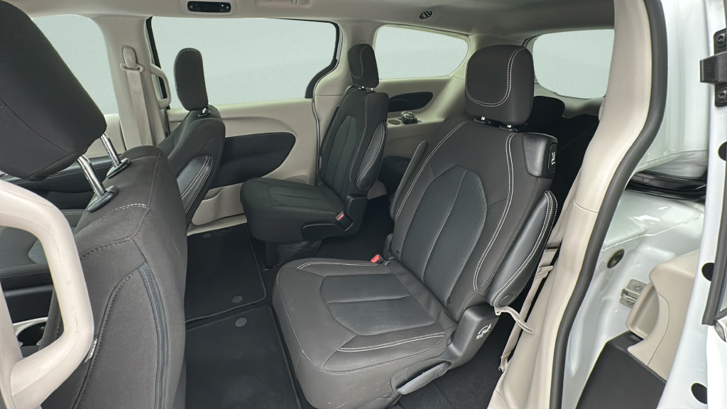 Used 2023 Chrysler Voyager LX FWD image 9
