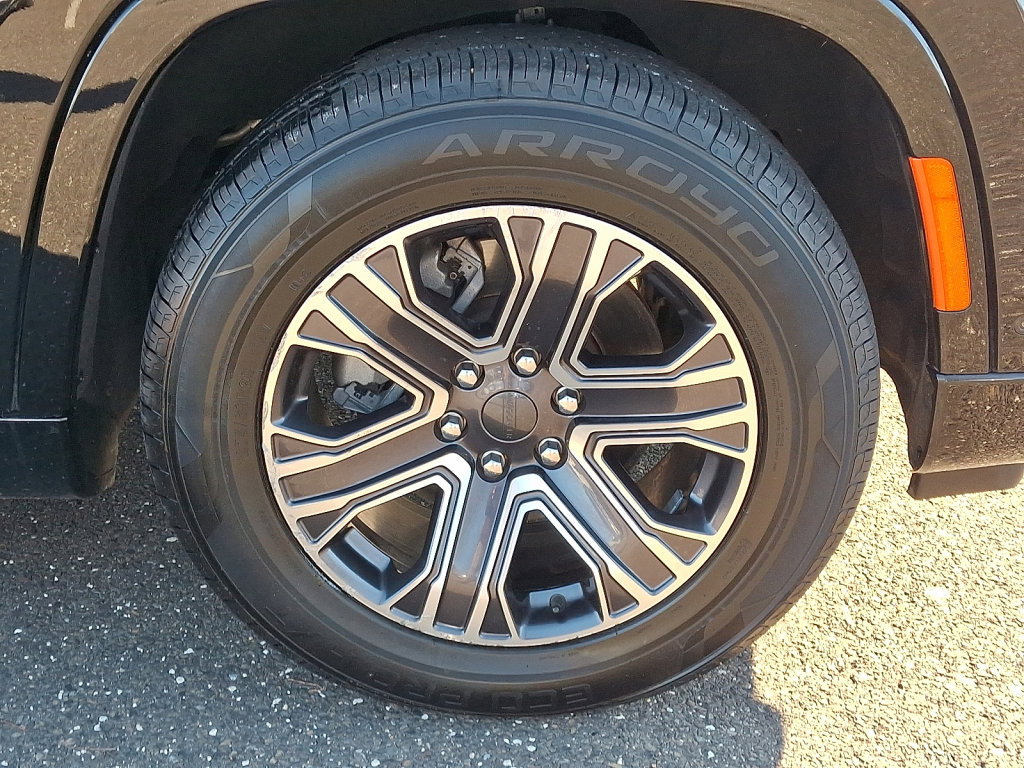 Certified 2024 Jeep Wagoneer L Series II w/ Flexible Seating Group image 9