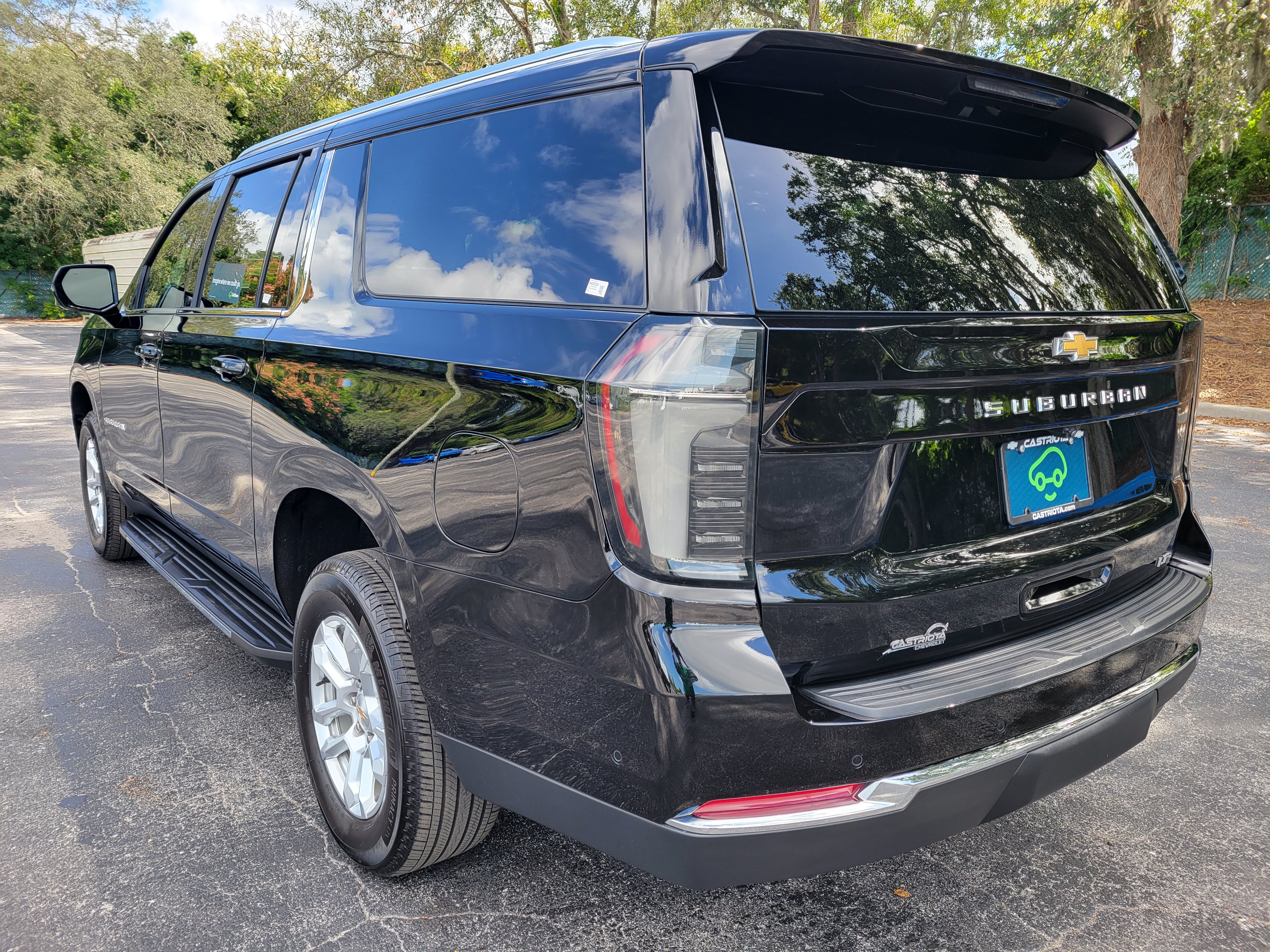 Used 2026 Chevrolet Suburban LT w/ Comfort Package RWD image 12