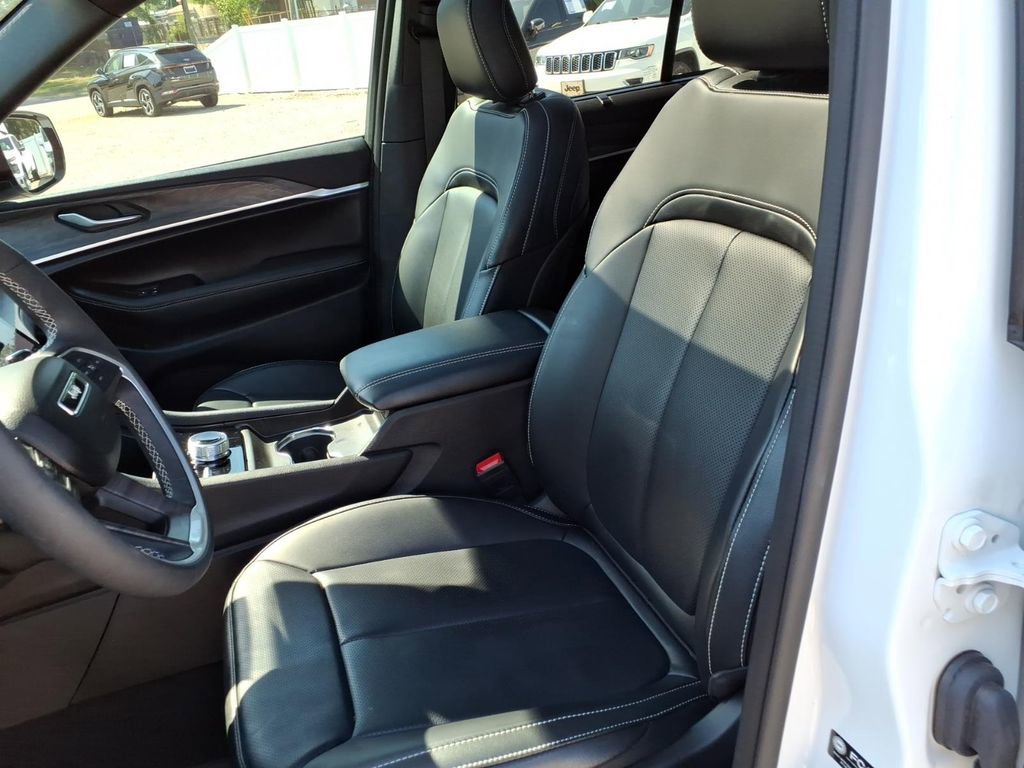 Used 2025 Jeep Grand Cherokee Limited w/ Luxury Tech Group II AWD/4WD image 19