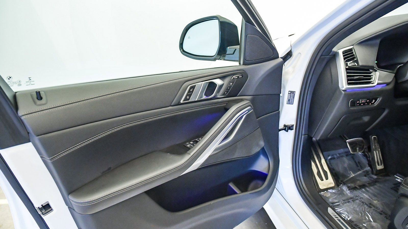 Certified 2023 BMW X6 xDrive40i w/ M Sport Package image 25