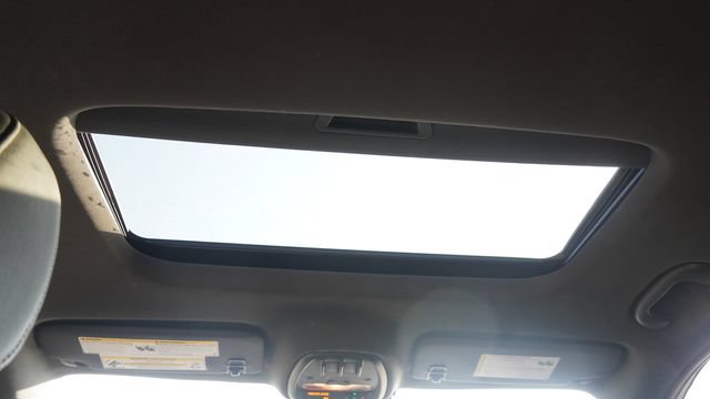 Used 2024 Chevrolet Trax RS w/ Sunroof Package FWD image 17