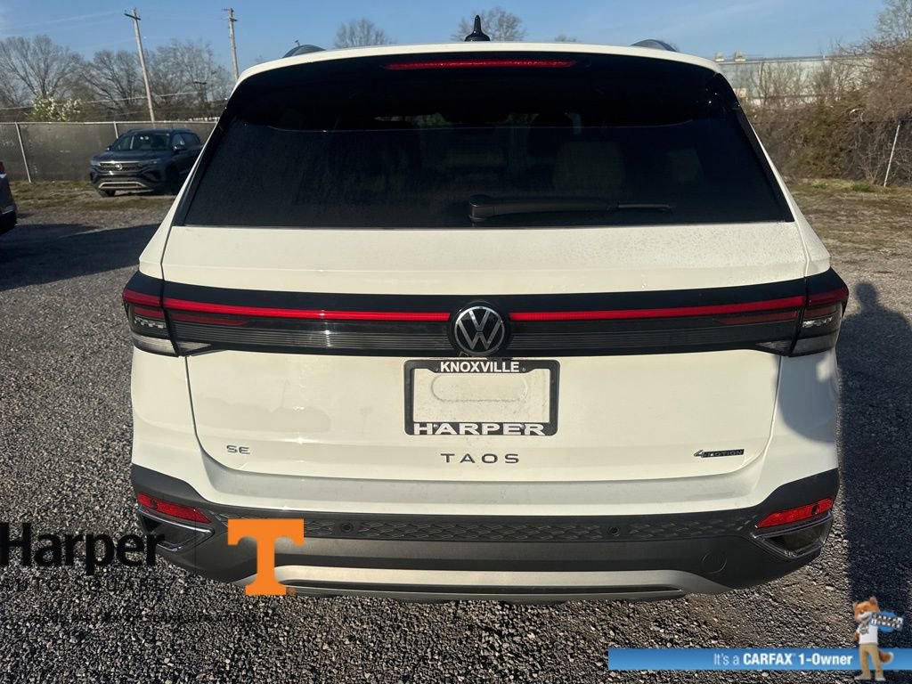 Used 2025 Volkswagen Taos SE w/ Panoramic Sunroof Package image 4
