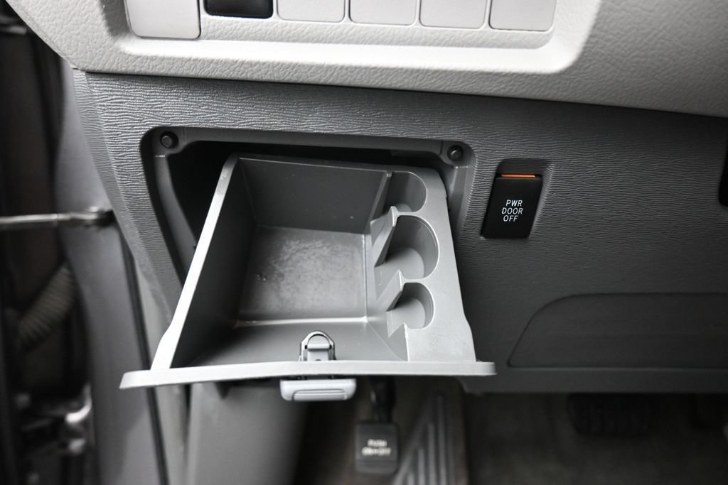 Used 2018 Toyota Sienna LE w/ Carpet Mat Package FWD image 26