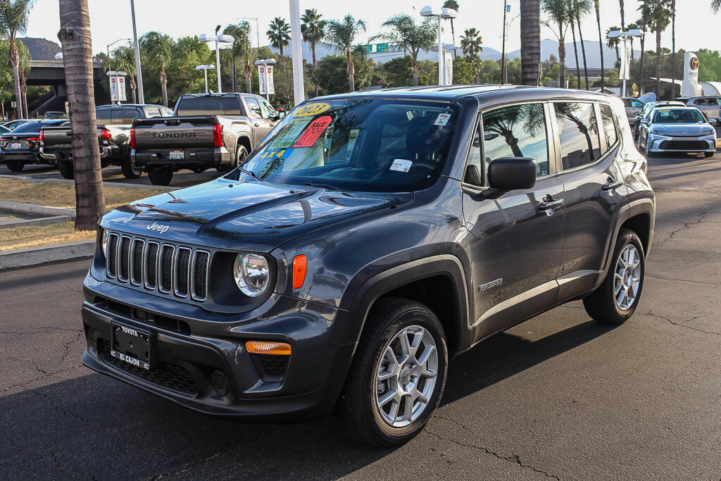 Used 2023 Jeep Renegade Latitude AWD/4WD image 21