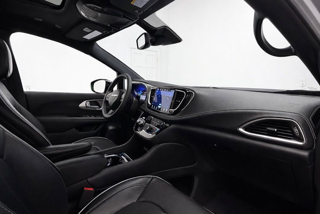 Used 2023 Chrysler Pacifica Limited w/ S Appearance Package image 16