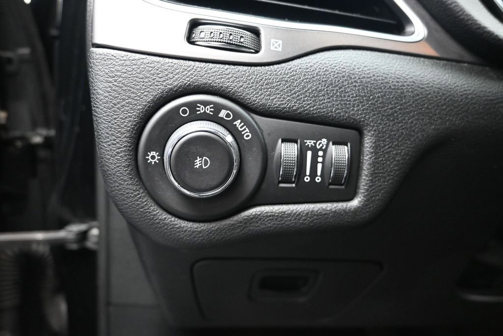 Used 2019 Jeep Cherokee Latitude Plus FWD image 12
