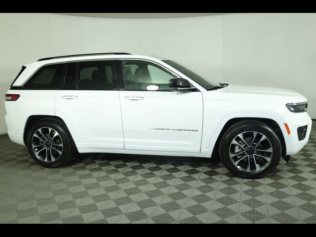 Used 2023 Jeep Grand Cherokee Overland AWD/4WD image 5