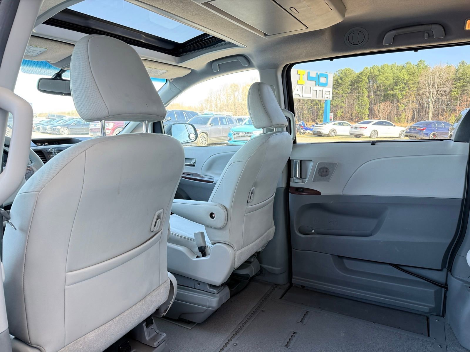 Used 2013 Toyota Sienna XLE w/ Premium Pkg image 22