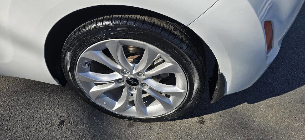 Used 2016 Hyundai Veloster image 9