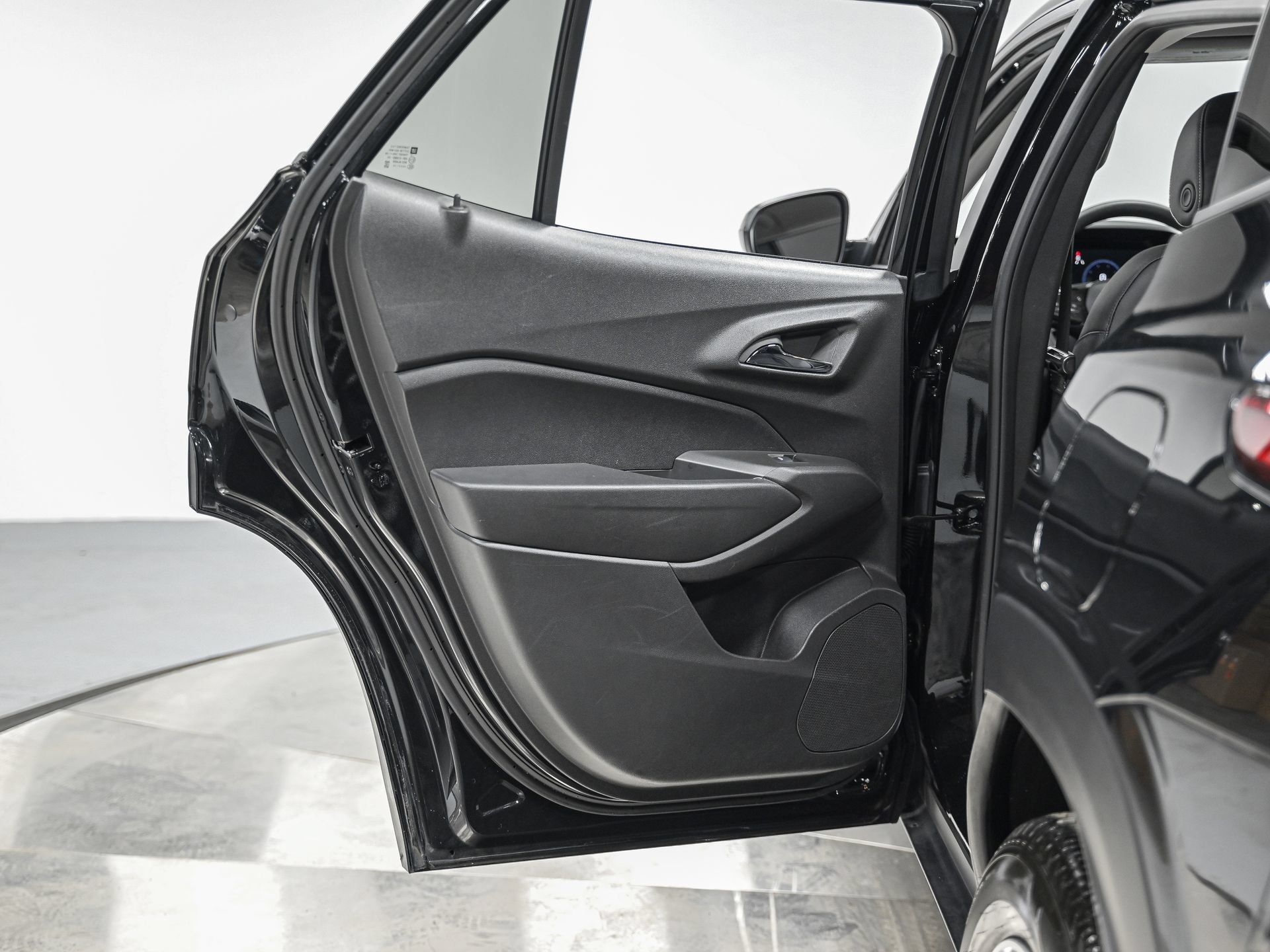 Used 2025 Chevrolet Trax LT FWD image 27
