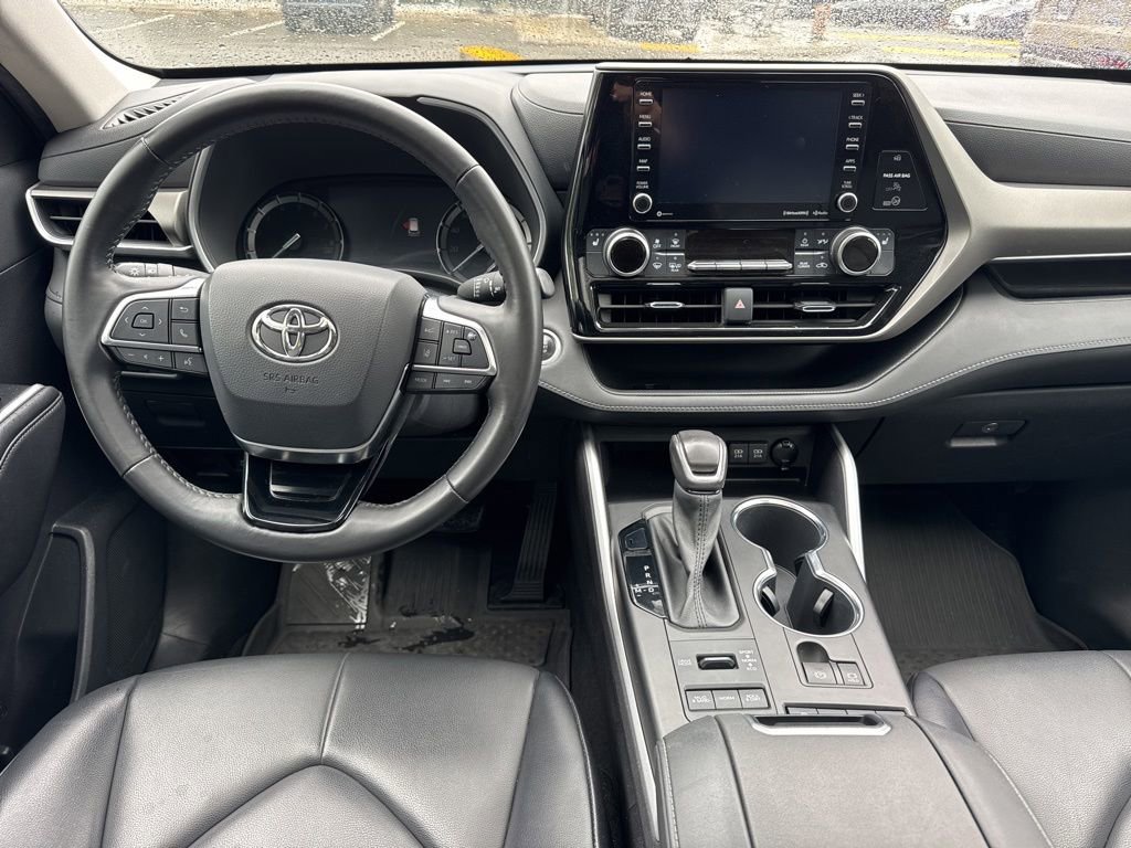 Used 2021 Toyota Highlander XLE AWD/4WD image 22
