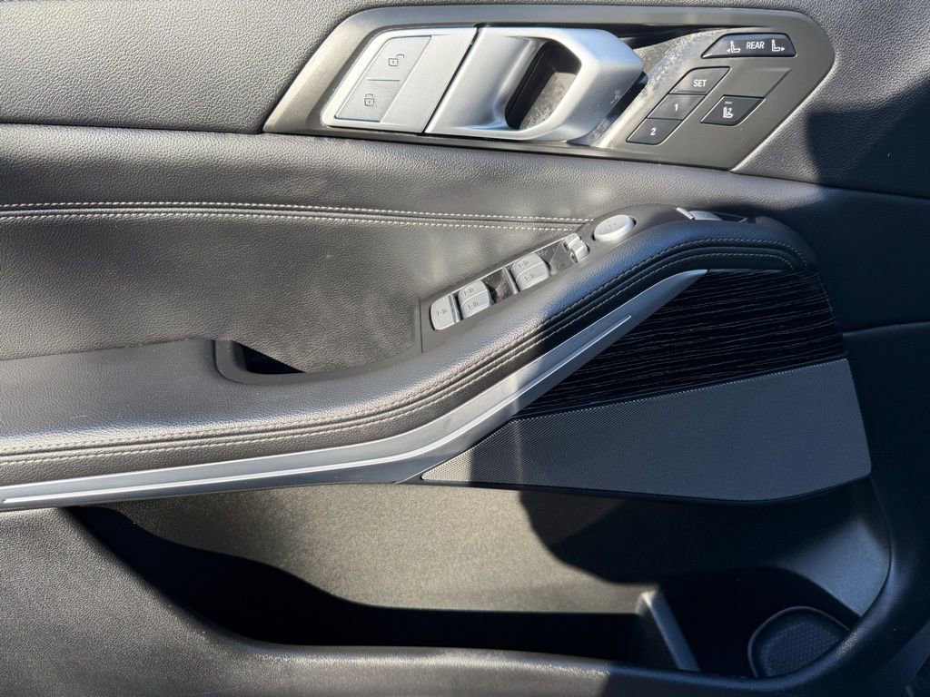 Used 2019 BMW X7 xDrive50i w/ M Sport Package image 17