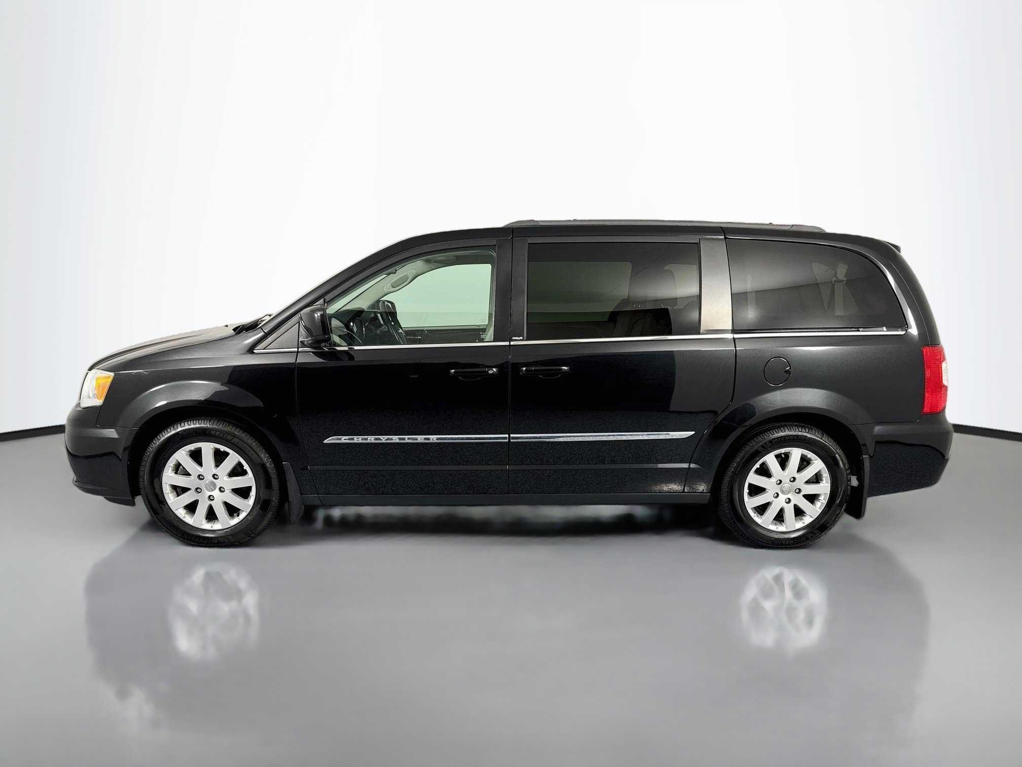Used 2013 Chrysler Town & Country Touring FWD image 8