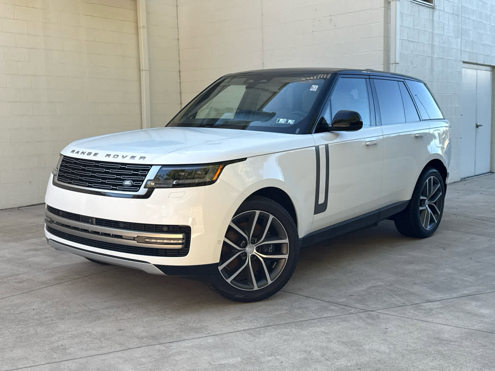 New 2025 Land Rover Range Rover SE image 1