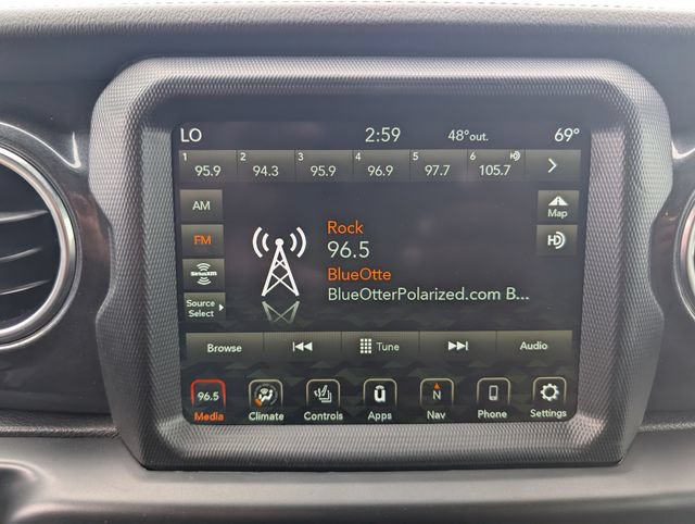 Used 2022 Jeep Wrangler Unlimited Sahara AWD/4WD image 19