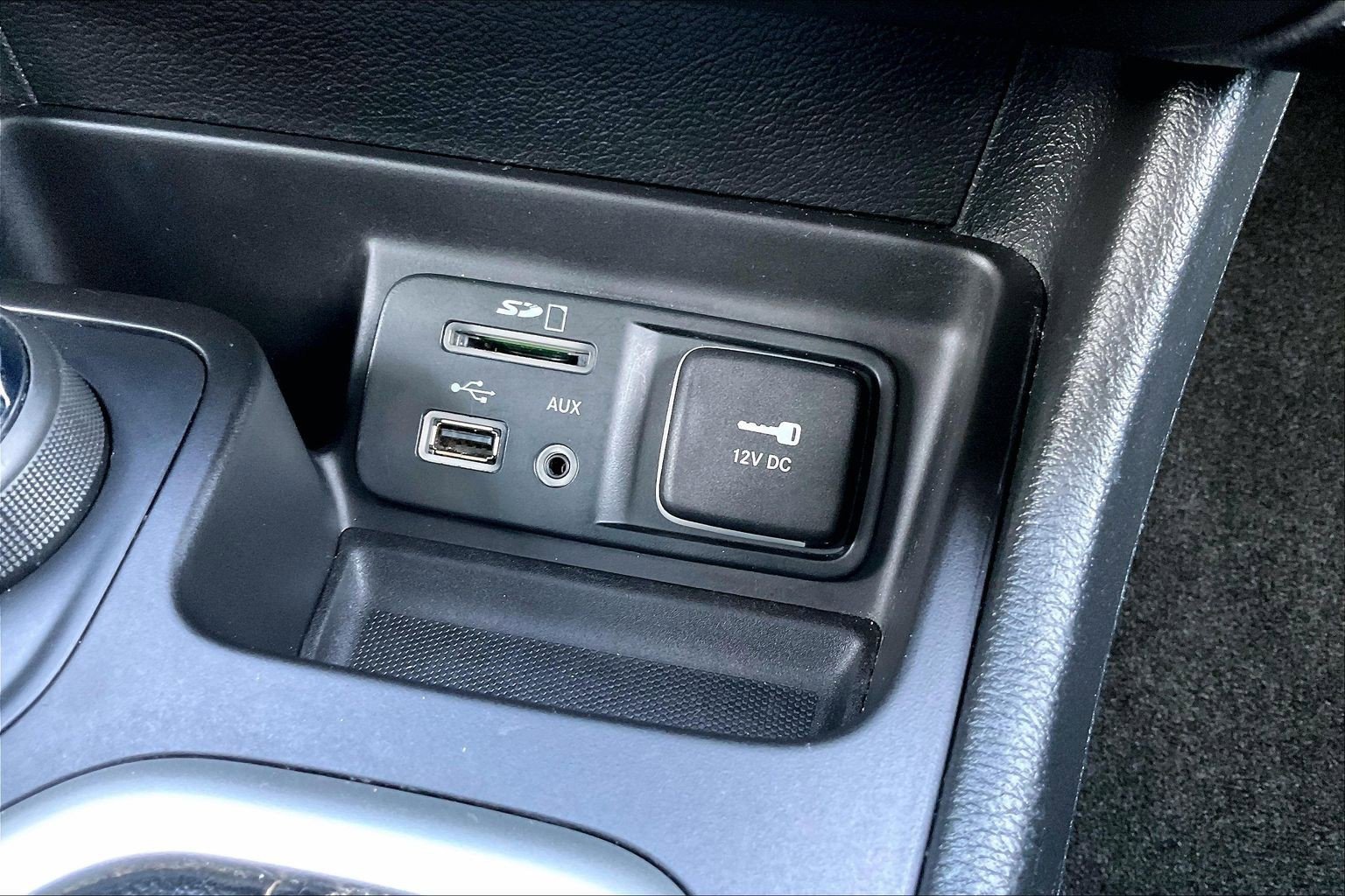 Used 2018 Jeep Cherokee Latitude Plus w/ Comfort/Convenience Group image 32