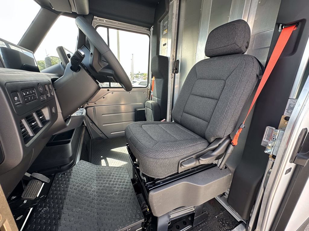 New 2026 Chevrolet Brightdrop 400 w/ Power Door Package AWD/4WD image 9