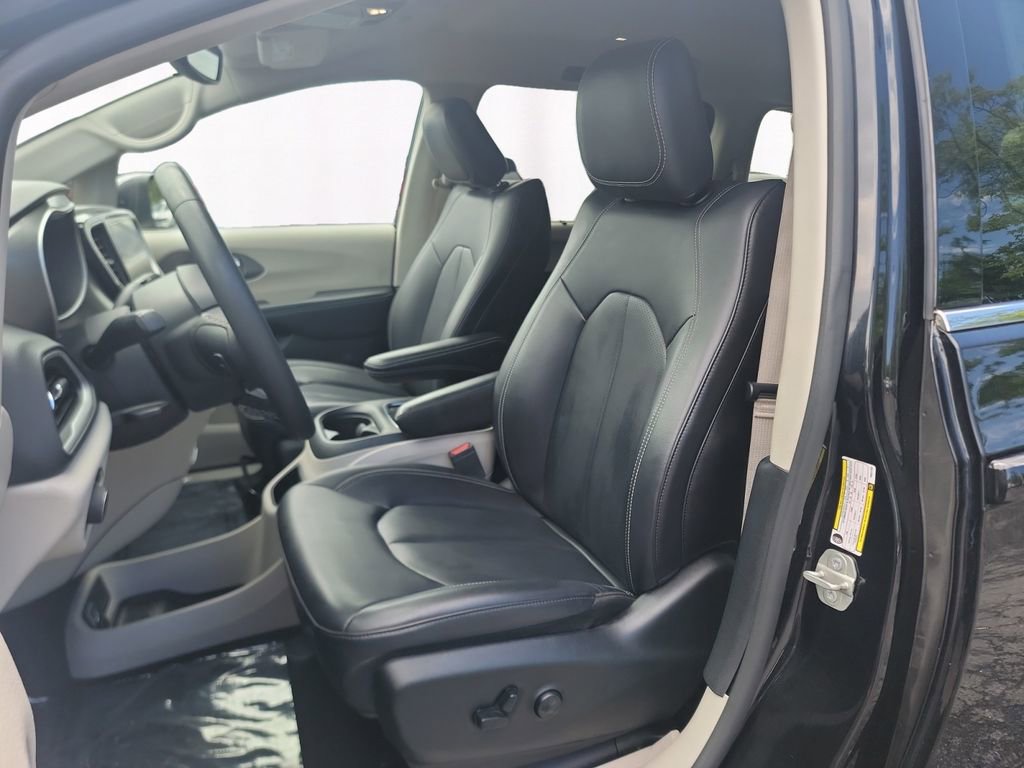 Used 2023 Chrysler Pacifica Touring-L FWD image 9