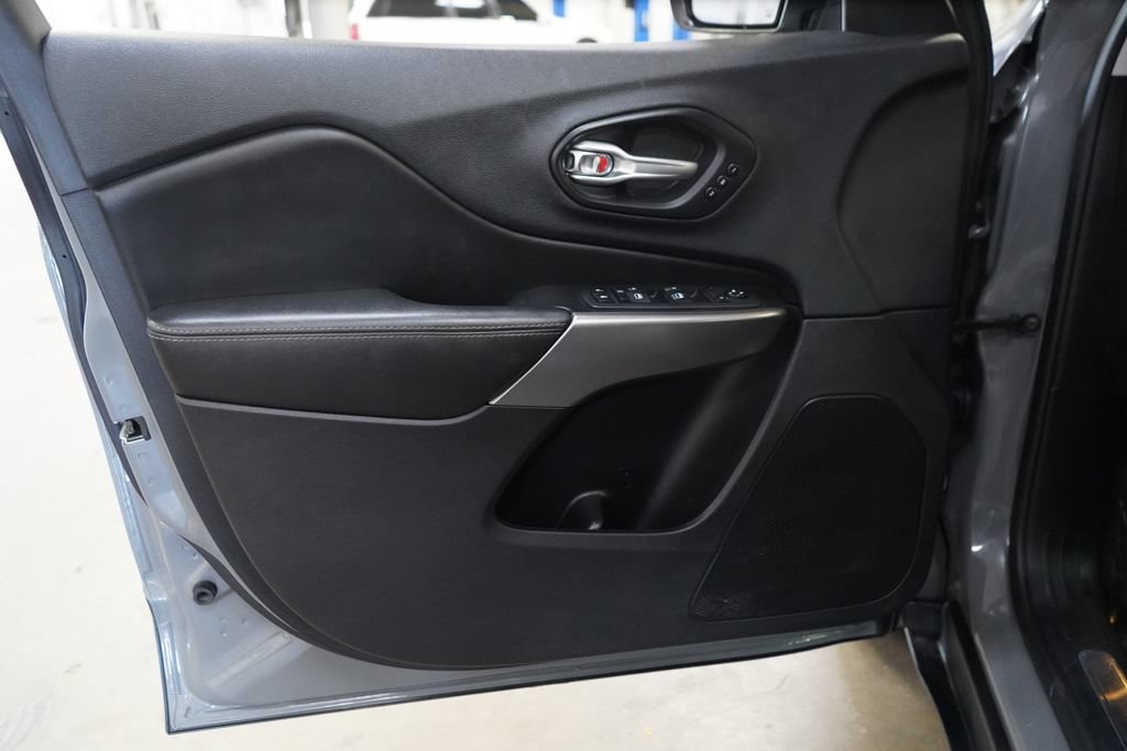 Used 2020 Jeep Cherokee Limited FWD image 15