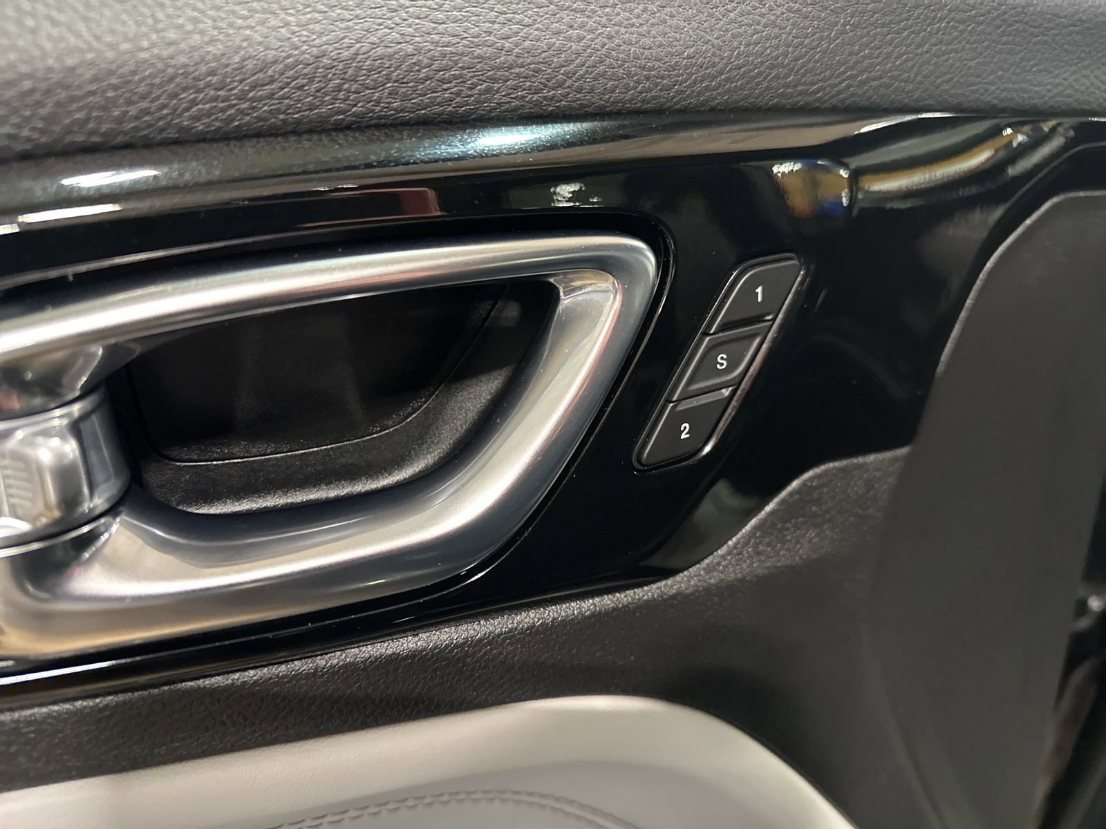 Used 2024 Jeep Compass Limited w/ Elite Group image 18