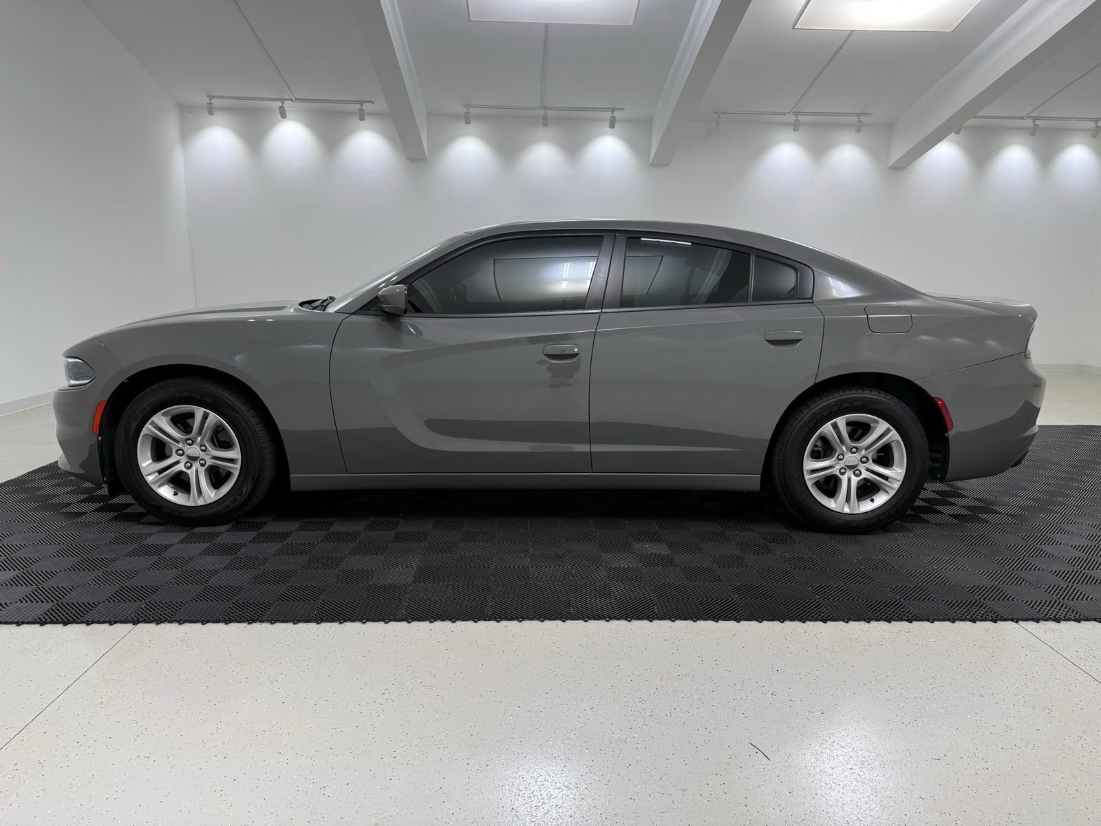 Used 2019 Dodge Charger SXT RWD image 4