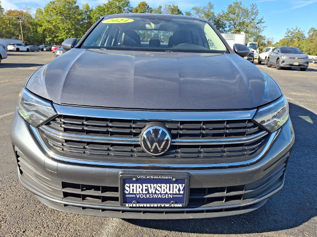Used 2024 Volkswagen Jetta SE FWD image 2