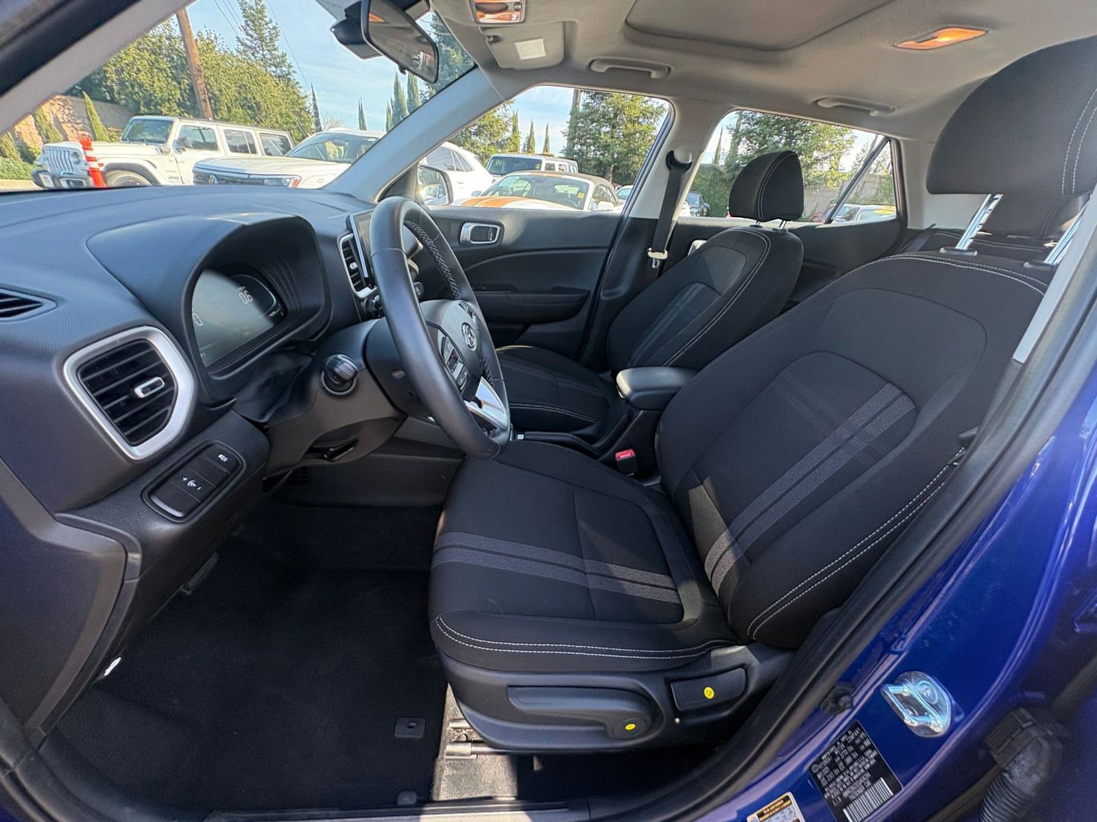 Used 2025 Hyundai Venue SEL image 25