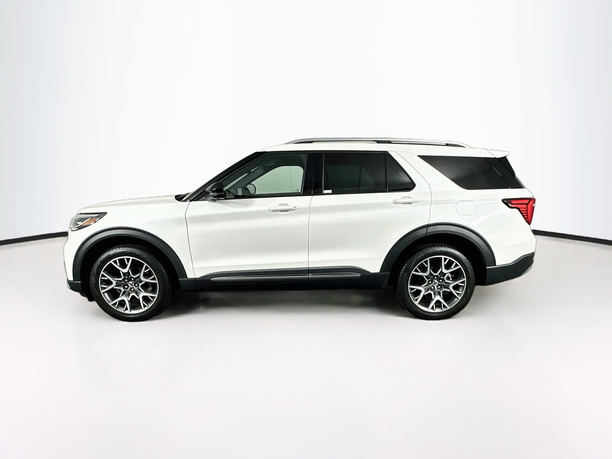 Used 2025 Ford Explorer Platinum w/ Ultimate Package AWD/4WD image 4