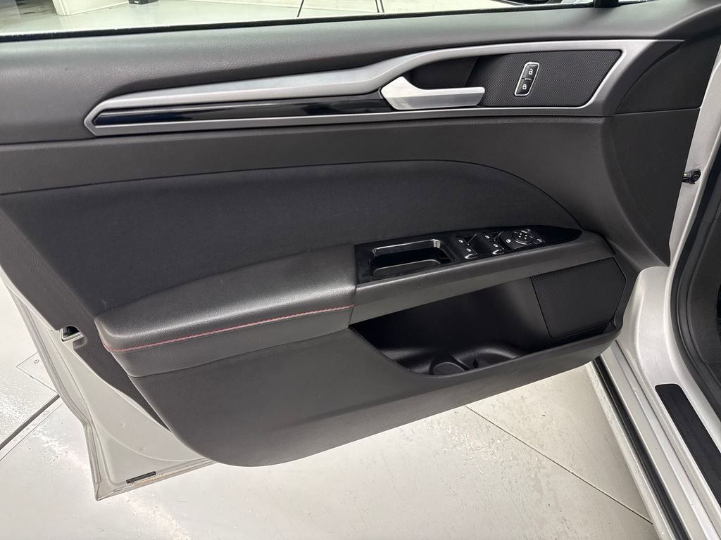 Used 2016 Ford Fusion SE FWD image 11