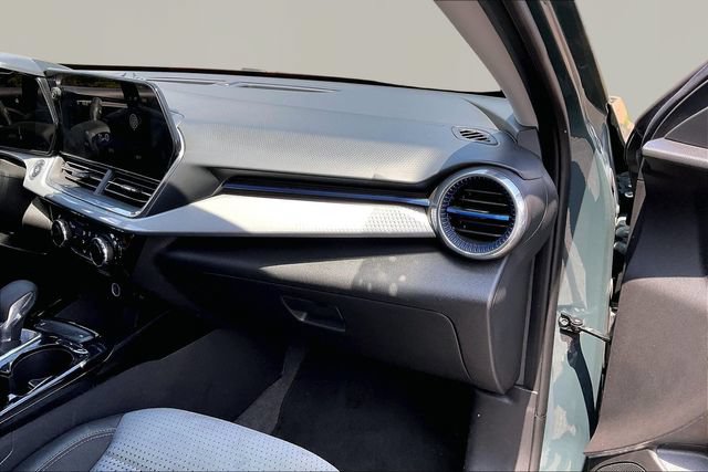 Used 2025 Chevrolet Trax LT FWD image 18