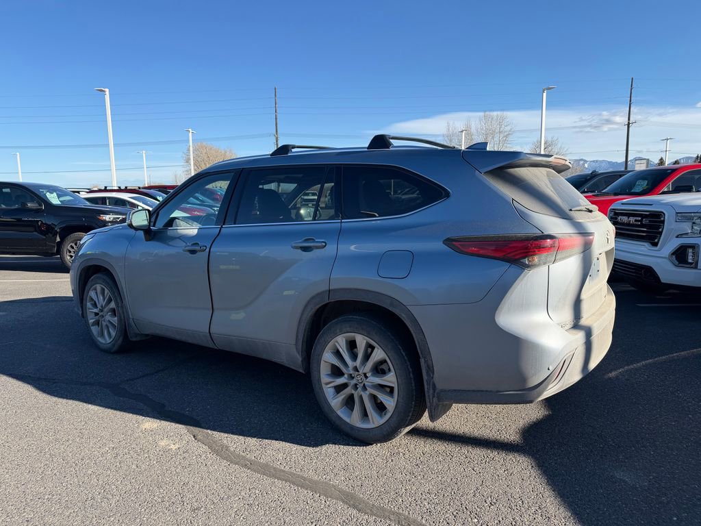 Used 2023 Toyota Highlander Limited image 2