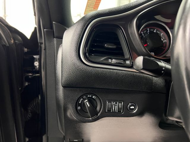 Used 2016 Dodge Challenger SXT image 29