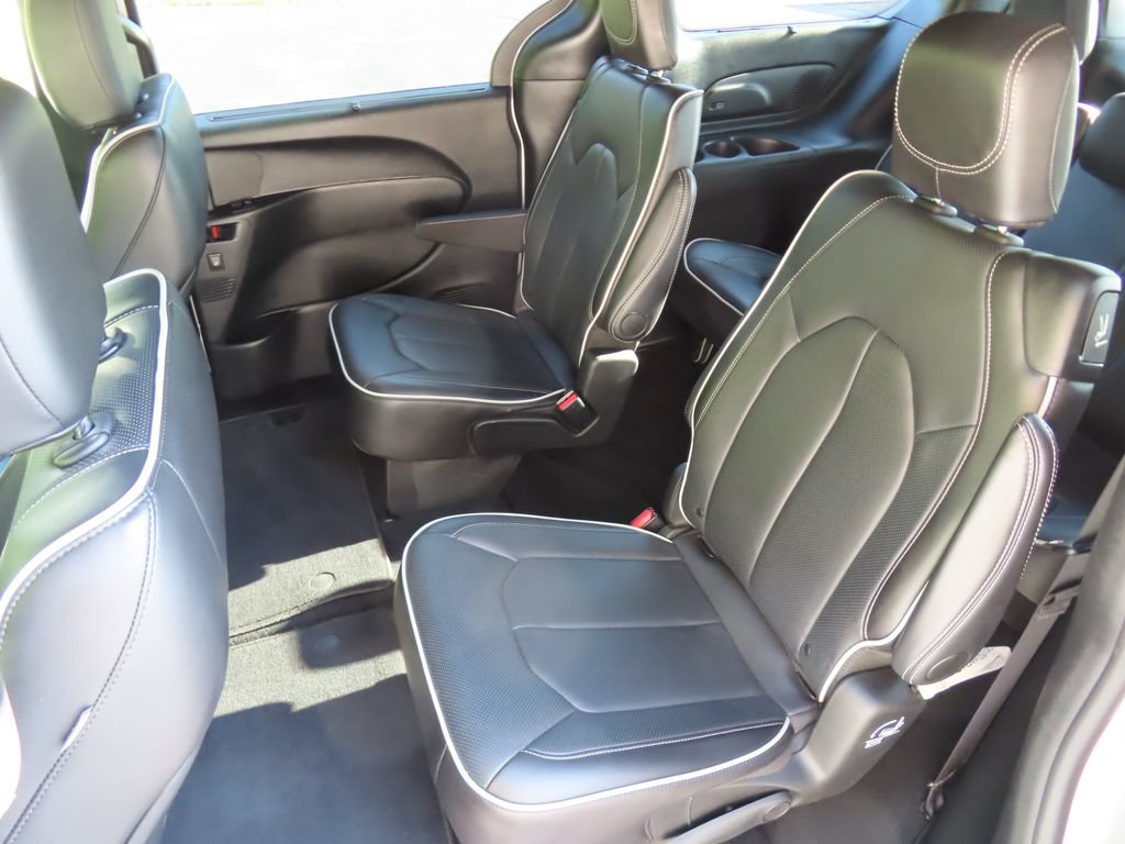 Certified 2025 Chrysler Pacifica Limited FWD image 28