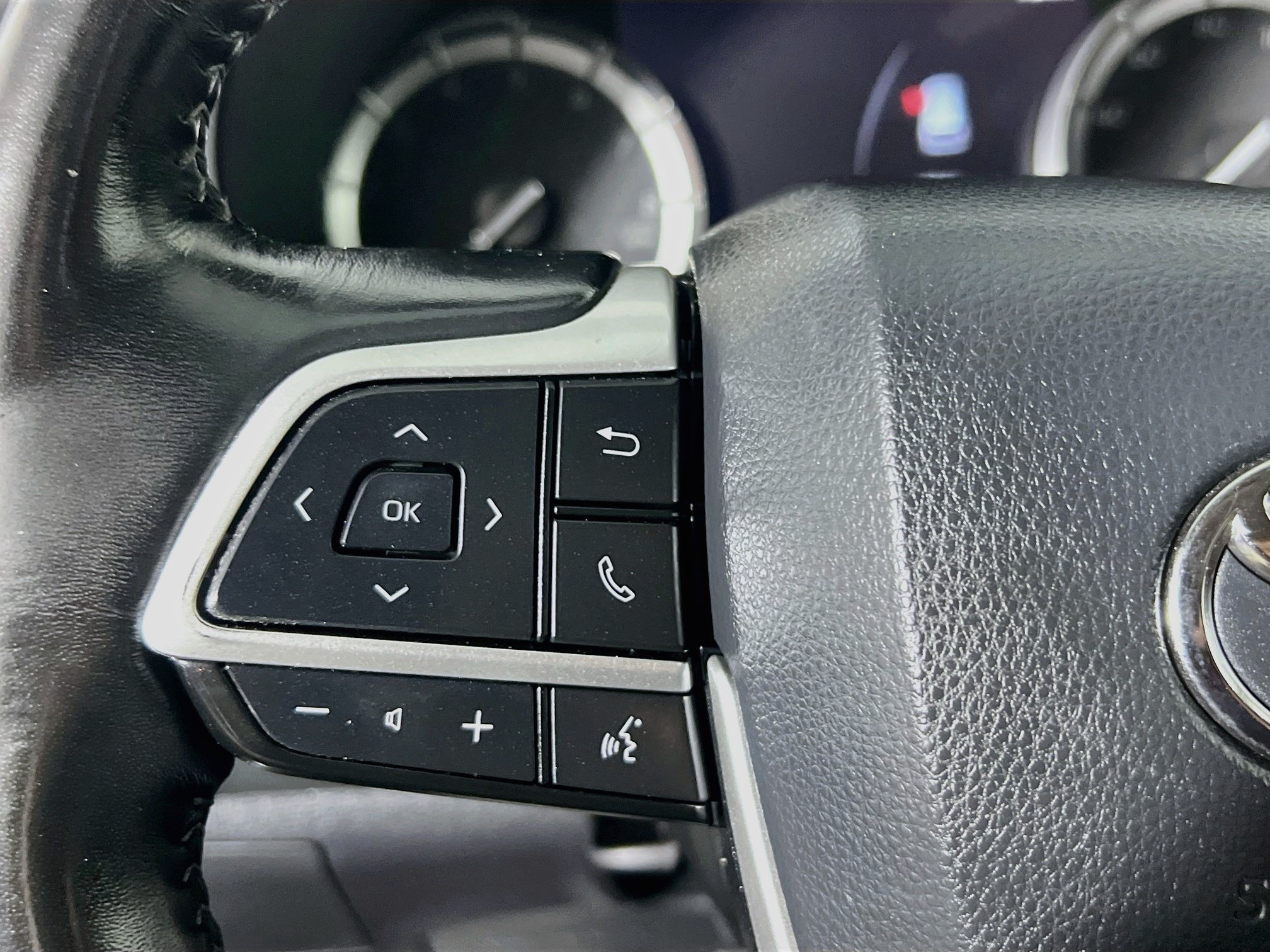 Used 2022 Toyota Highlander XLE FWD image 18