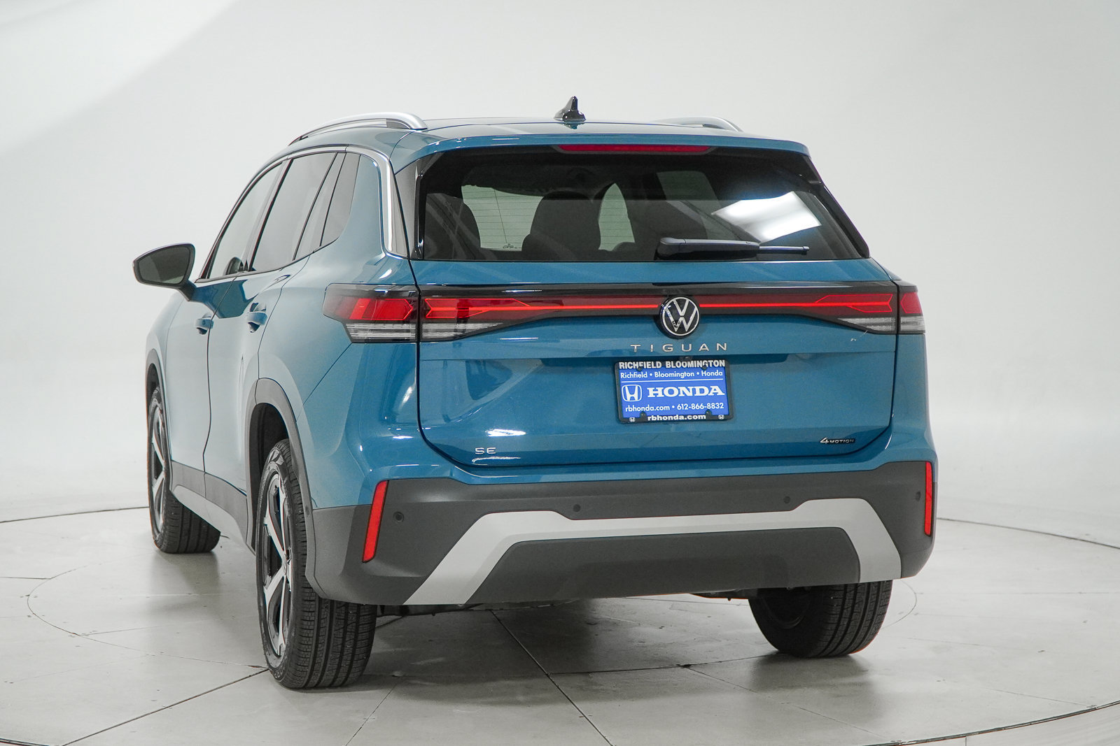 Used 2025 Volkswagen Tiguan SE AWD/4WD image 7