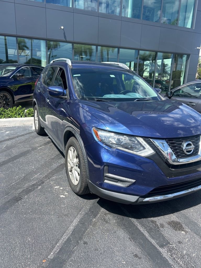 Used 2017 Nissan Rogue SV image 2
