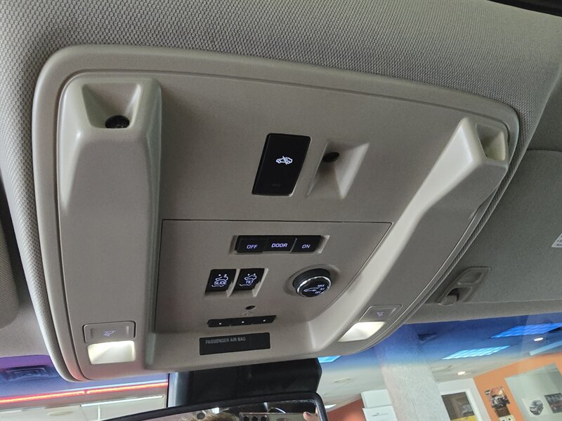 Used 2016 Cadillac Escalade ESV Luxury image 32