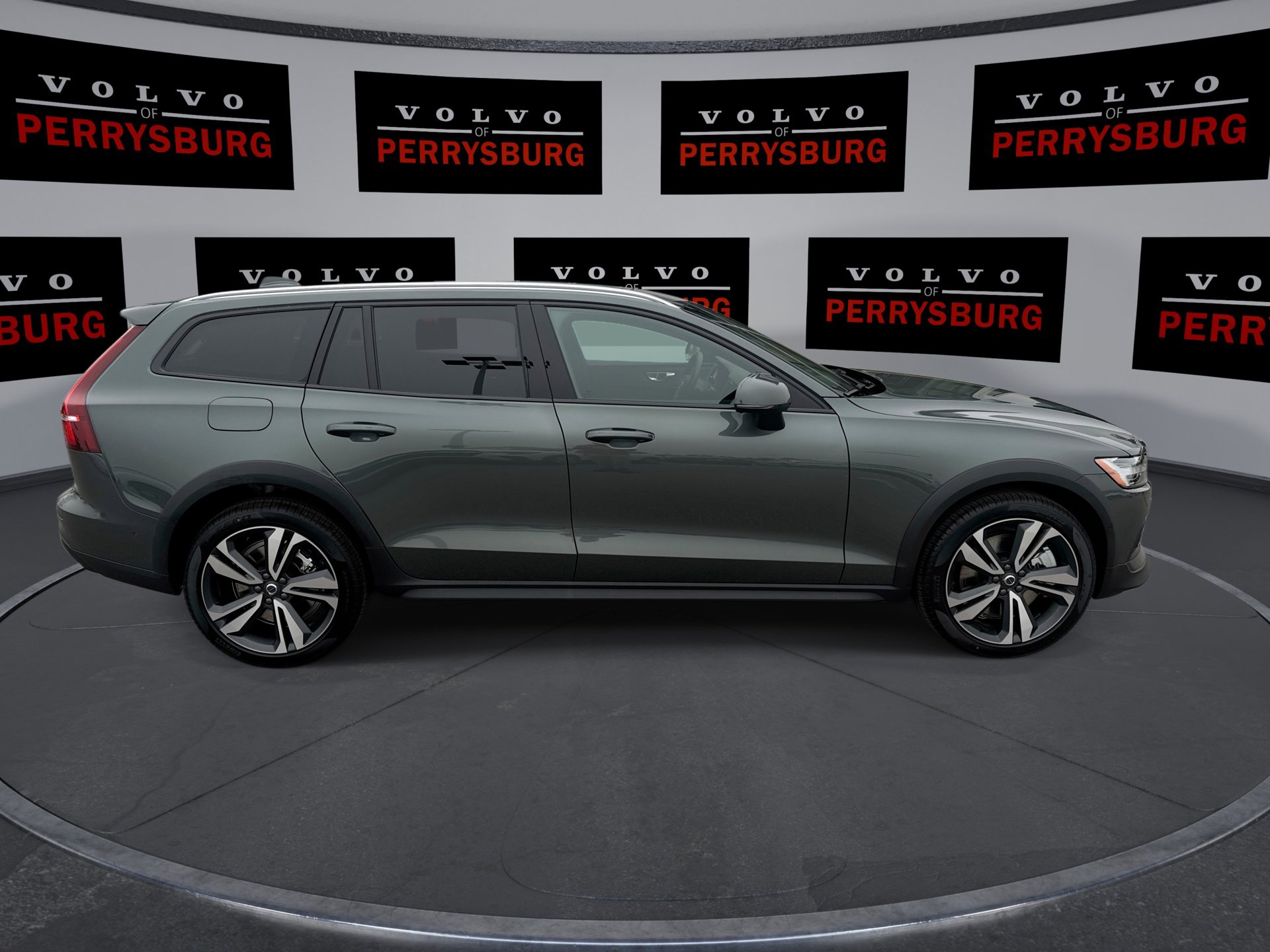 New 2026 Volvo V60 B5 Cross Country Plus w/ Climate Package image 9