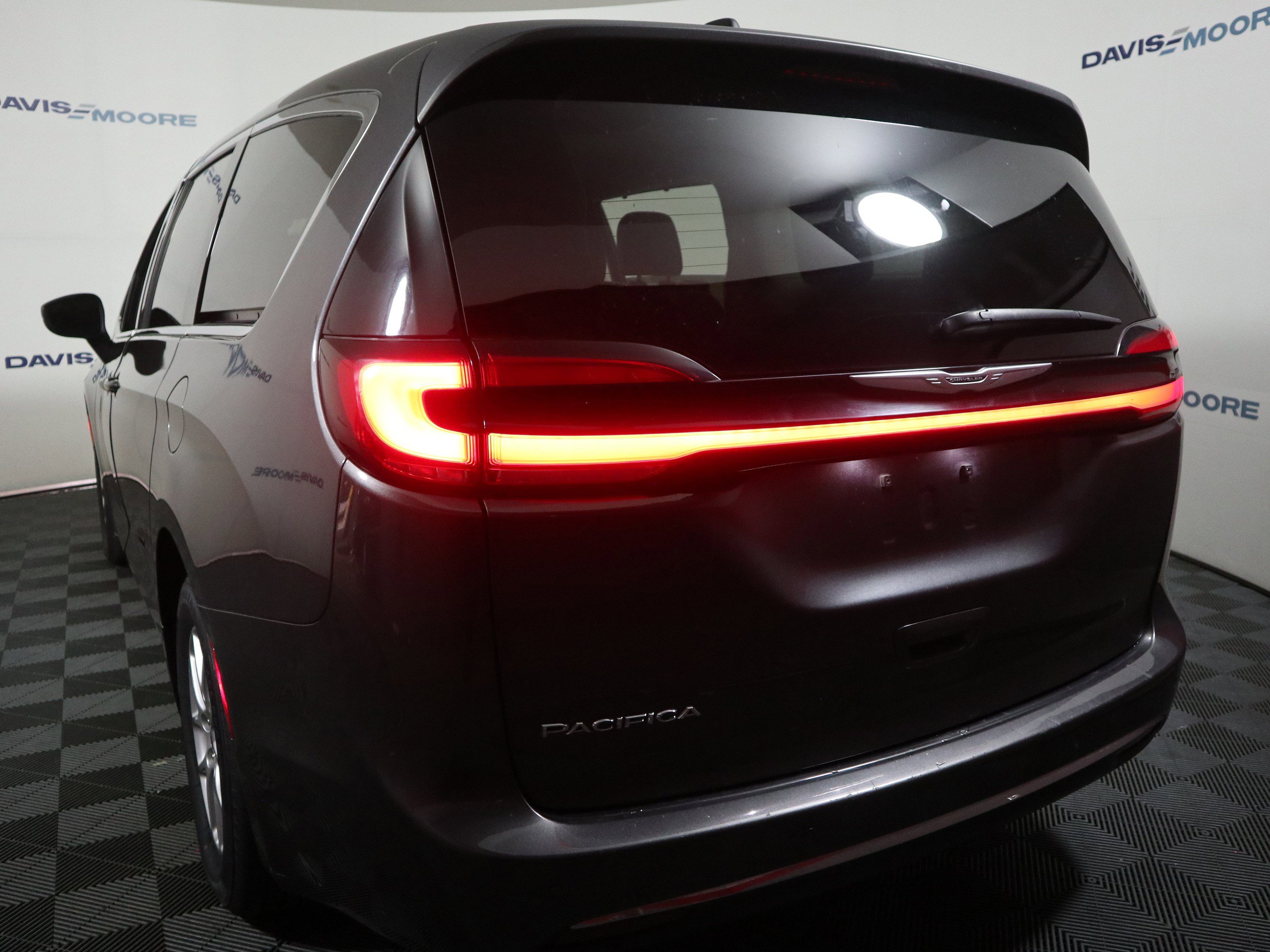 Used 2023 Chrysler Pacifica Touring-L image 9