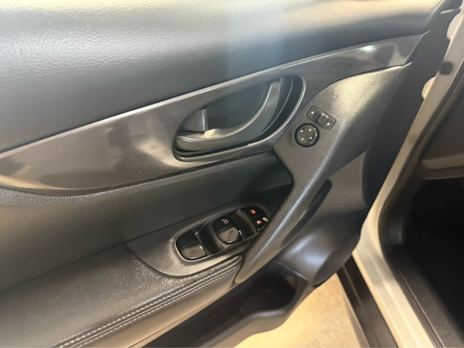 Used 2019 Nissan Rogue S AWD/4WD image 8