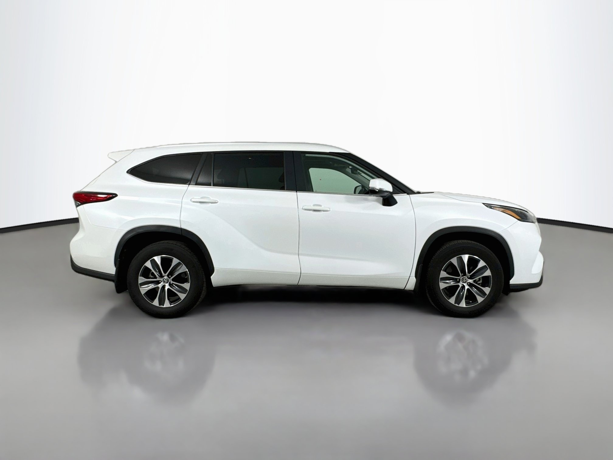 Used 2023 Toyota Highlander XLE AWD/4WD image 8