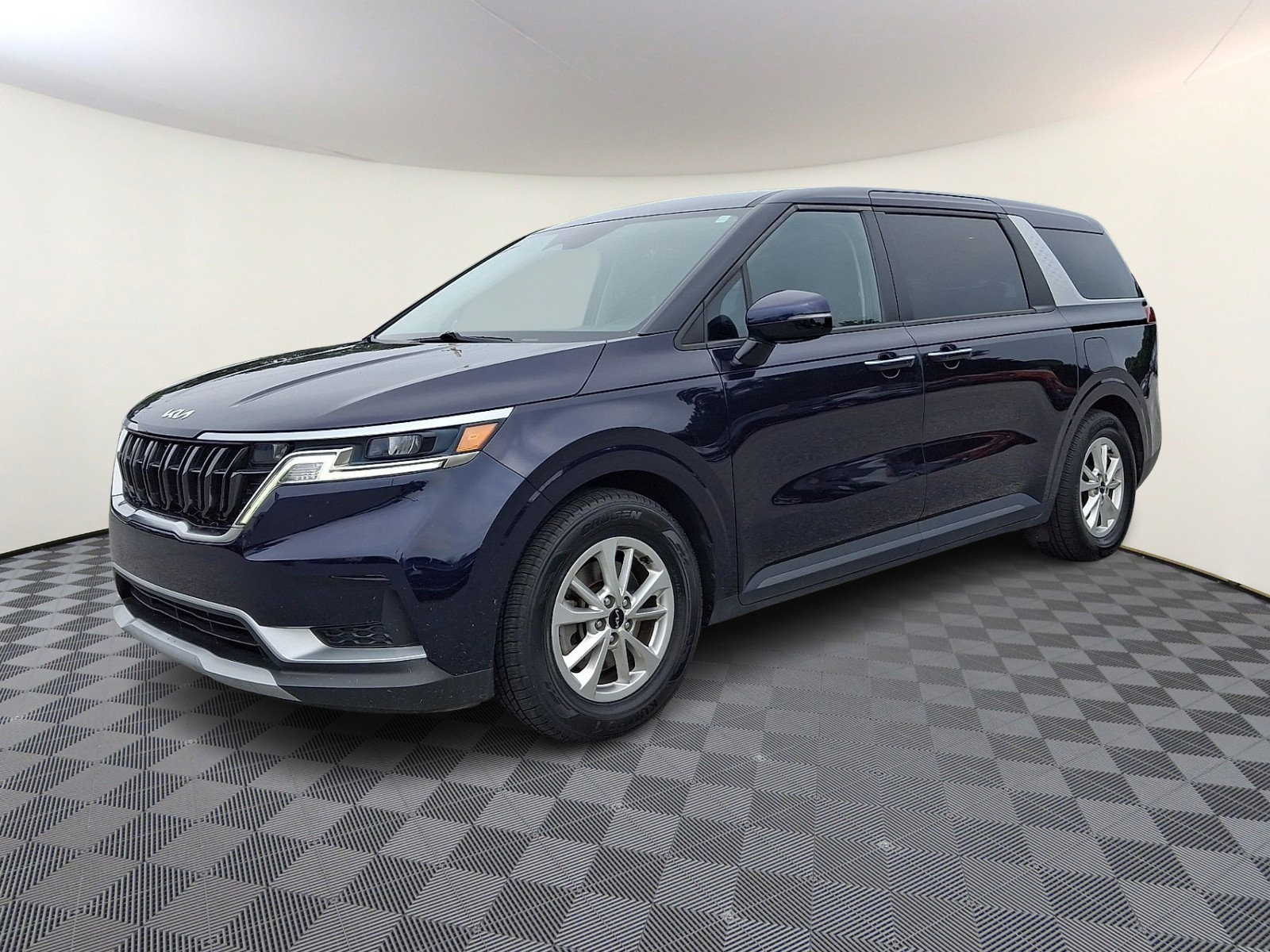 Used 2023 Kia Carnival LX FWD image 3